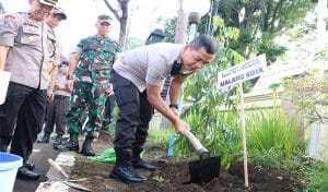 Polresta Malang Kota Tanam 2.329 Bibit Pohon