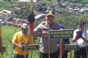 Kapolresta Malang Kota Ikut Tanam Rumput Vetiver Dikawasan Gunung Banyak