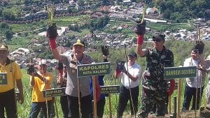 Danrem 083/BDJ Tanam Rumput  Vetiver  Dikawasan Gunung Banyak Kota  Batu