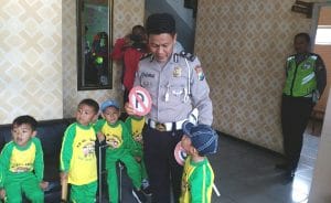 Polantas  Polres Batu Ajarkan 12 Gerakan Gaturlantas ke Siswa KB Al- Furgon Kota Batu