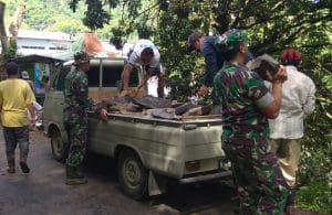 Babinsa Koramil 02 Batu Bantu Warga Bangun  Tanggul Penahan Longsor