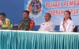 Babinsa 07 Pakisaji Kawal Pembagian Sertifikat PTSL di Desa Permanu