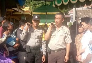 Polisi Batu Ikut Angkat Karanda Mayat Tokoh Masyarakat