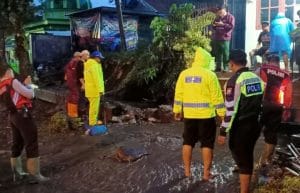 Polres Batu Amankan Kawasan Luapan Air Akibat Hujan Deras