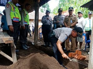 Buruh Tani Dusun Ngandeng Dapat Program Bedah Rumah Polres Malang