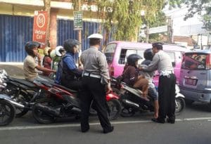 Satlantas Polres Malang Turun Kejalan Sambil Berikan Safety Riding