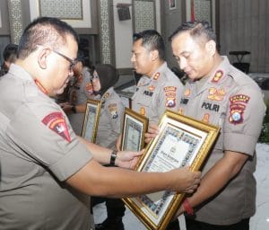 Kapolri Anugrahkan Kapolres Malang Sebagai  Pelopor  Penggerak WBK dan WBBM