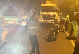 Kasat Lantas Polres Batu Ikut Gaturlantas di Lokasi Kecelakaan Truk Kontainer Over Kapasitas
