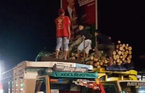 Unit Turjawali Polres Batu  Bongkar Truk Over Muatan  Kayu Blasiyah