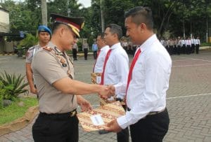 Wakapolres Malang Berikan Reward Anggota Reskrim Berprestasi