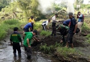Koramil 0818/24 Poncokusumo Gelar Kerbak Bersama 3 Pilar Bersihkan Kawasan DAS