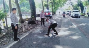 Upaya Menghindari Laka lantas Satlantas Polres Batu Beri Tanda Jalan Berlubang