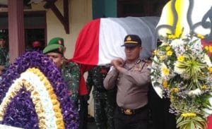 Kapolsek Tumpang Turut Hantarkan Alm Sertu Hadi Ketempat Peristirahatan Terakhir