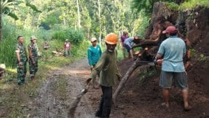 Koramil 0818/09 Ngajum Bersama Masyarakat Binaan Laksanakan Pembuatan Saluran Irigasi