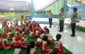Siswa TK Pembina Kota Batu Dibekali  Pengetahuan  Rambu Rambu Lalu lintas