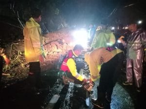 Polisi Polsek Pujon , Singkirkan Material Longsor Penutup Jalan