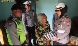 Ngelap Berkah Satlantas Polres Batu, Bagikan Sembako Kepala  Kaum Jompo