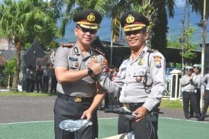 Kapolres Batu Hadiahkan 5 Sepeda Gunung Usai Upacara Kenaikan Pangkat Pengabdian