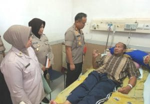 Kapolres Malang Jenguk Anggota Sakit