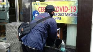 Samsat Karangploso Pasang Bilik Sterilisasi Covid-19 dan Tempat Mencuci Tangan