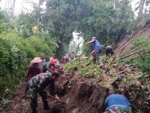 Koramil 18 Bululawang Bersama Warga Singkirkan Material Tanah Longsor