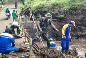 Koramil 24 Poncokusumo Kerja Bakti Bersihkan Sampah Dialiran Sungai Amprong