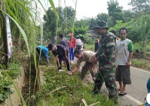 Koramil 0818/20 Tajinan Gelar Kerja Bakti Bersihkan Saluran Air