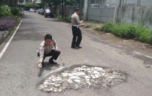 Satlantas Polresta Malang Kota Cek Jalan Berlubang