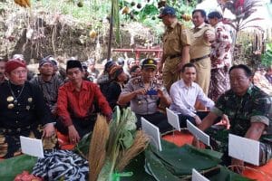 Babinsa Koramil 0818/04 Ngantang , Hadir Ditengah Acara Bersih Desa