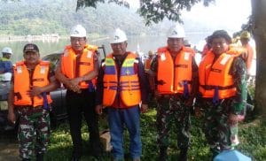 Koramil 0818/04 Ngantang Kerja Bakti Bersihkan Tanaman Enceng Gondok di Waduk Selorejo