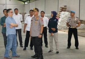 Kapolres Malang Blusukan Cek Gudang Sembako dan Harga Kebutuhan Pokok di Pasar