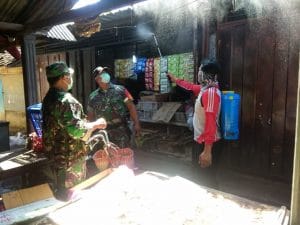 Koramil 0818/21 Wajak Gelar Penyemprotan Disinfektan di Pusat Keramaian