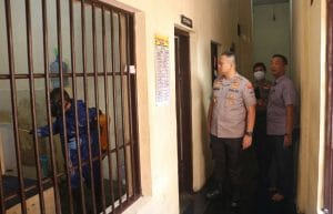 Kapolres Malang Cek Langsung Penyemprotan Disinfektan di Ruang Tahanan
