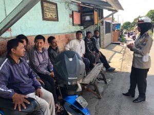 Dikyasa Polres Malang  Sosialisasikan Pemakaian Hand Sanitizer ke Tukang Ojek