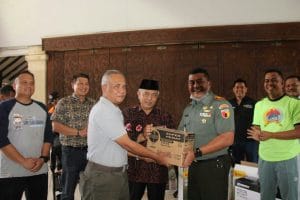 Dandim 0818 Ikut  Serahkan Bantuan Penanganan Covid 19 ke Pemkab Malang