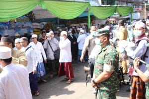 Dandim 0818 Ikut Hadiri Pemakaman Alm KH. Basori Alwi Murtadho