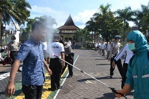 Hindari Covid-19 Seluruh Anggota Polres Batu Disemprot Disinfektan