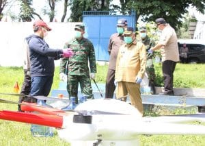 Korem 083/BDJ Bekerjasama UMM, Semprotkan Disinfektan  Melalui Pesawat Drone