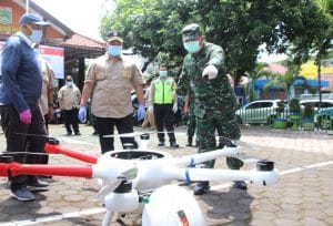 Dandim 0818 Ikut Berikan Arahan Sebelum Melakukan Penyemprotan Disinfektan Mengunakan Drone