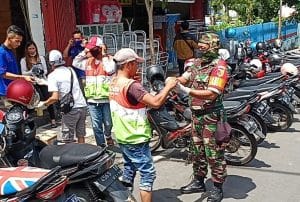 Babinsa Koramil 02 Batu Bagi Hand Sanitizer dan Masker Gratis Bersama Relawan ROB