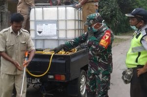 Anggota Koramil 0818/08 Wagir Bersama Warga Laksanakan Penyemprotan Disinfektan