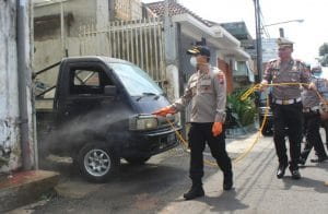 Kapolres Batu, Semprot Rumah dengan Cairan Disinfektan
