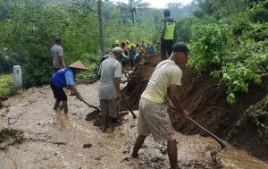 Akses Jalan Antar Desa di Dua Kecamatan Kabupaten Blitar Tertutup Akibat Longsor