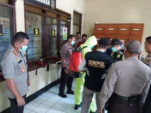 Polresta Malang Kota Secara Masal Lakukan Penyemprotan Disinfektan
