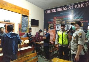 Polres Malang Bubarkan Sekerumunan Masyarakat Ditempat Permainan dan Warkop