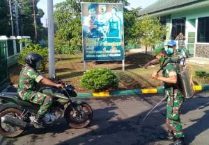Prajurit Kodim 0818 Disemprot Disinfektan dan Pengukuran Suhu Tubuh