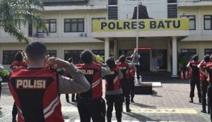 Anggota Propam Polres Batu Pimpin Latihan Fisik