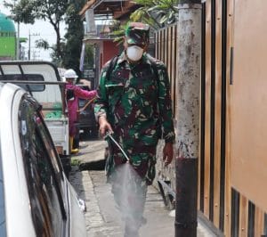 Pabung Kodim 0818, Ikut Penyemprotan Disinfektan bersama Forpimda Kota Batu
