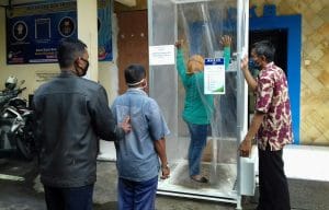 Masyarakat Mengambil BPKB, Wajib Masuk Bilik Sterilisasi Covid-19