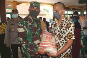 Dandim 0818 Serahkan Paket Beras ke Warga Dampak Pandemi Covid-19